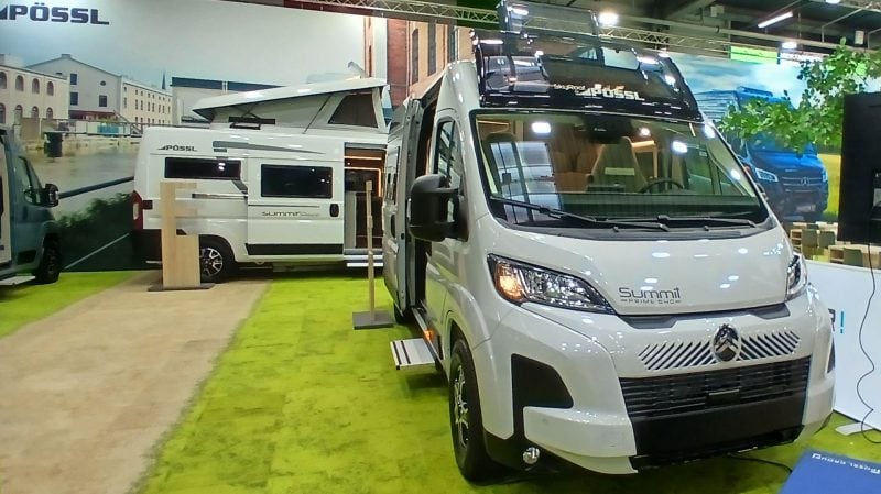 Le fourgon Pössl Summit Prime 640 dispose d'un toit ouvrant vitré au dessus de la cabine.