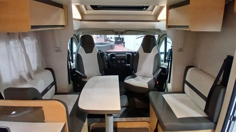 Cette dinette transversale est la particularité du camping car profilé Giotti Line Siena 397.