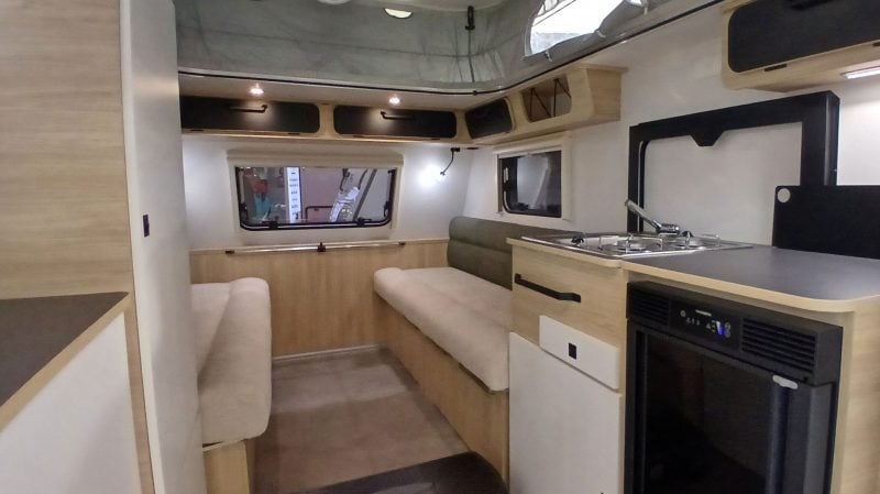 Rien ne manque à bord de cette petite caravane.