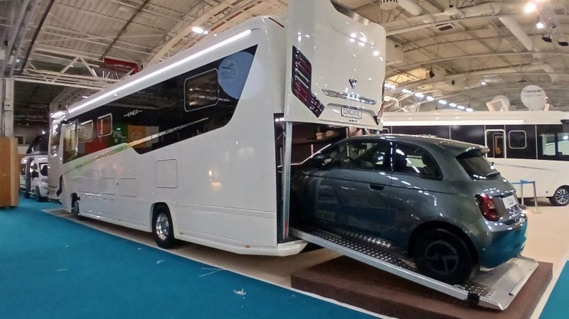 Avec près de 11 mètres de long, ce liner accueille sans problème une Fiat 500 dans sa soute.