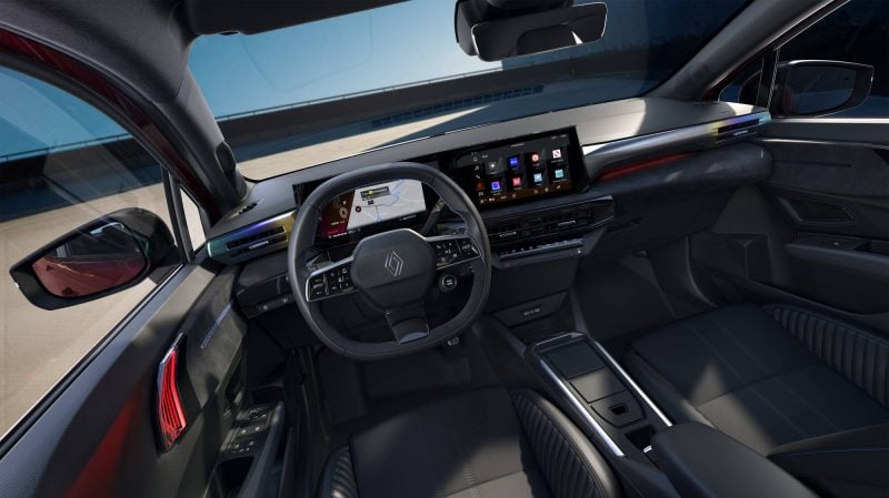 La planche de bord avec son double écran et son volant n'est pas sans rappeller le grand frère Rafale.