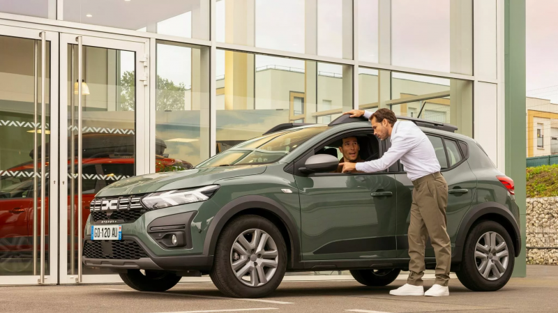 Dacia participe aussi à cette campagne de recrutement directement en direct du Salon Equip Auto