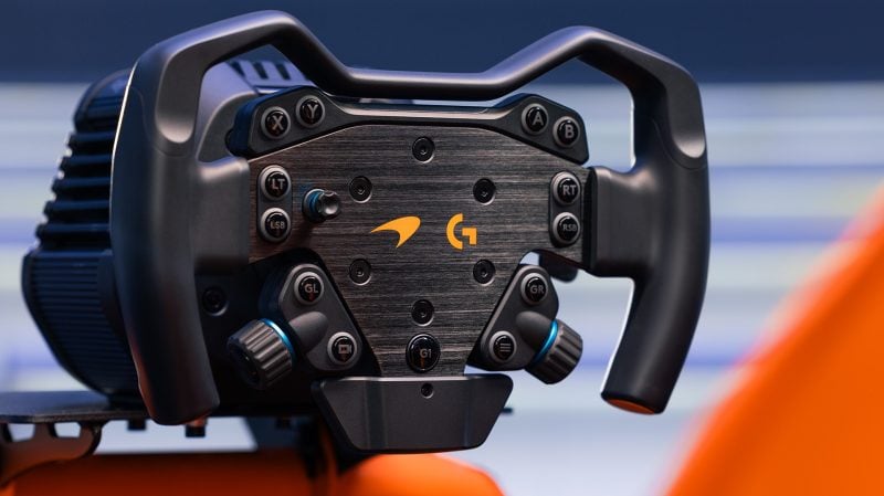 Cette nouvelle 'roue' Logitech s'inspire vaguement des volants de Formule 1 de l'écurie McLaren.