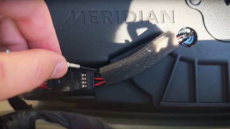 Une simple inversion de fil et les utilisateurs vont pouvoir retrouver un son digne d'un haut de gamme Meridian sur leur Kia EV6 GT-Line.