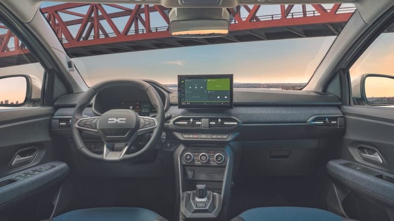 Dans l'habitacle, la Sandero restylée dispose désormais d'une dalle tactile de 10'' sauf sur la finition de base Essential qui reste à 8''.