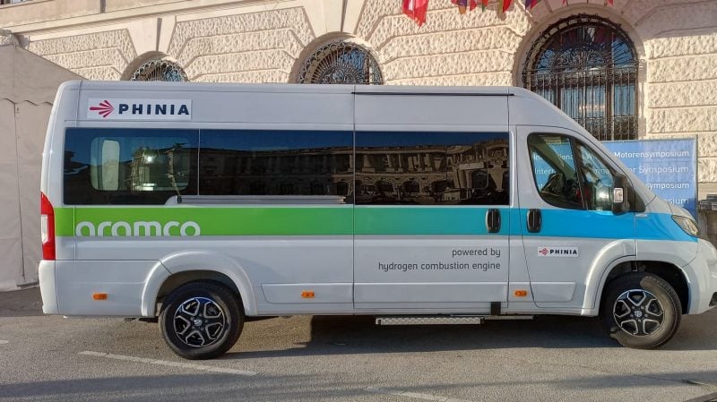 Nous avons essayé ce fourgon dont le moteur thermique brûle de l'hydrogène. Ce 4 cylindres à l'origine diesel sonne comme un bloc essence, mais avec le couple aux très bas régimes d'un diesel.