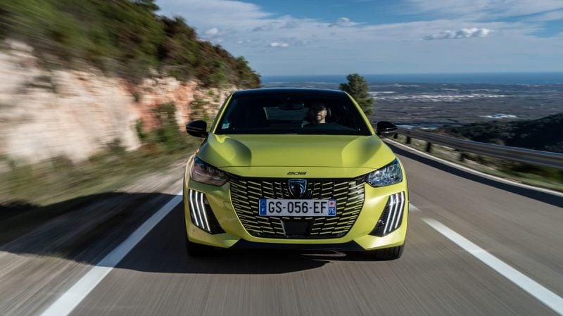 Derrière la Renault Zoé, la Peugeot E-208 s'accroche à la seconde place, mais les volumes de transaction au T3 sont presque deux fois moindre.