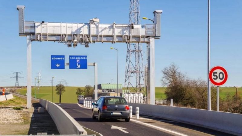En France, comme sur l'autoroute A13, on expérimente les autoroutes sans barrières. Une manière de fluidifier le trafic. 