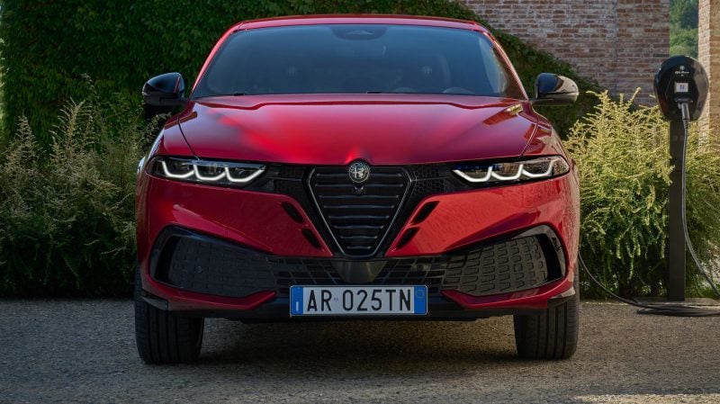 Un masque noir caractérise le museau de l'Alfa Romeo Tonale restylé.