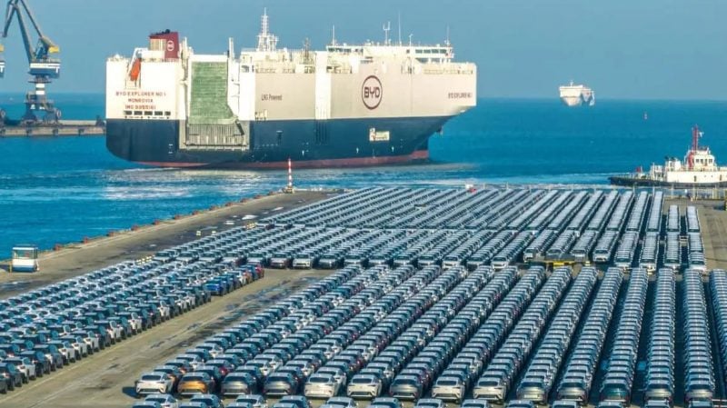 Avec la nouvelle route par le Nord, les cargos chinois pourront livrer les voitures électriques en seulement 20 jours, contre deux fois plus de temps en transitant par le canal de Suez.