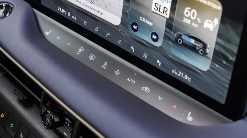 Le Nissan Leaf 2026 propose des raccourcis de fonctions directes au bas de l'écran et des touches de ventilation à retour haptique facilement accessibles. C'est moins bien que des molettes mais bien mieux que sur un écran.