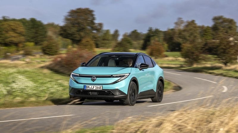 Derrière sa ligne destinée à plaire au plus grand nombre, la Nissan Leaf 2026 place beaucoup de curseurs au milieu. Pourtant elle arrive à se distinguer avec une interface multimédia particulièrement moderne.