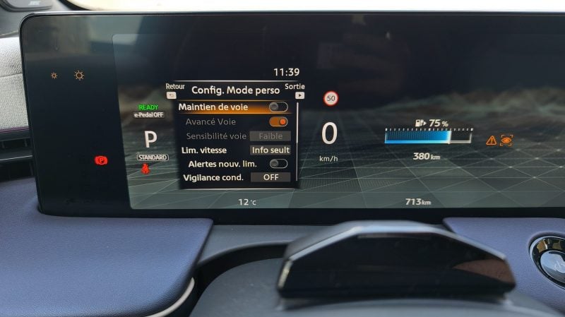 Cerise sur le gâteau de cette interface multimédia réussie du Nissan Leaf, un appuie long sur une touche du volant permet de désactiver les encombrantes alertes de survitesse et maintien dan la voie.