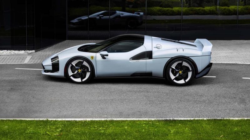 Difficile de reconnaître la Ferrari 296 GTB sur laquelle repose ce modèle unique.