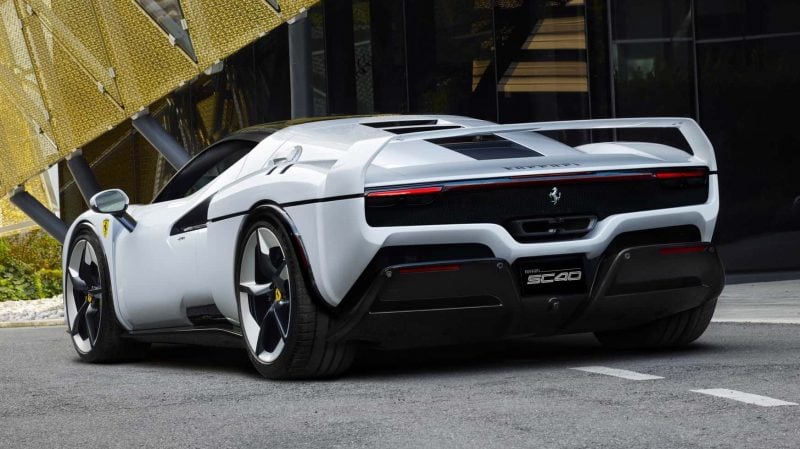 L'aileron en une pièce est sans doute le plus gros clin d'oeil de cette SC40 à la F40. Pour le reste, la brutalité de l'icône des années 80 semble bien loin...