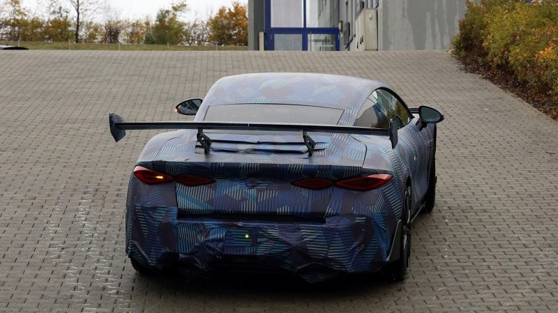 Pour l'instant réservée à la Chine, la Denza Z du groupe BYD a été surprise par nos espions non loin du Nürburgring.