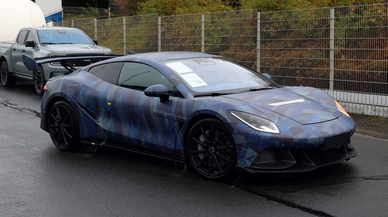 Le faciès de cette Denza Z peut faire penser à certains modèles Lamborghini.