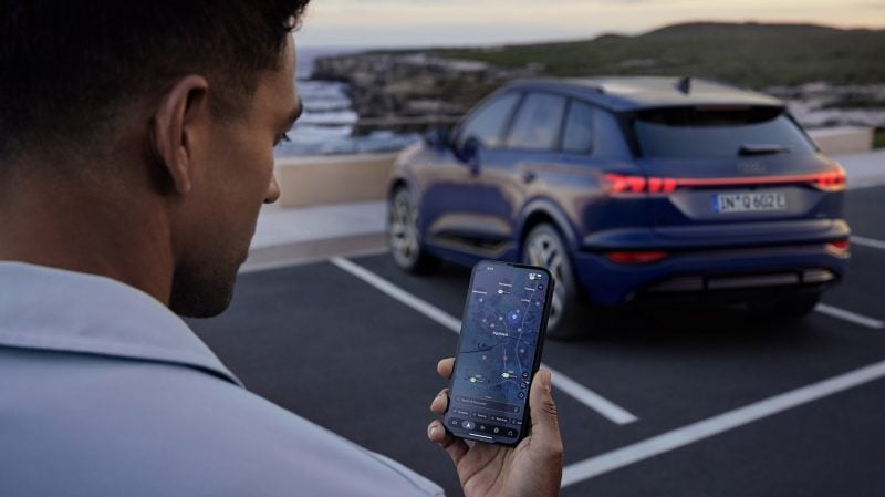 Le planificateur d’itinéraire e‑tron intègre désormais les données en temps réel sur la disponibilité des bornes et sur la puissance de charge.