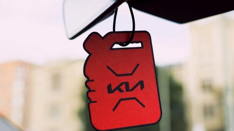 "Nous voulions ajouter une touche de plaisir nostalgique à la transition avec un rafraîchisseur de voiture parfumé à l'essence" déclare non sans ironie Klaus Pohjala, directeur commercial d’Astara Auto Finland.