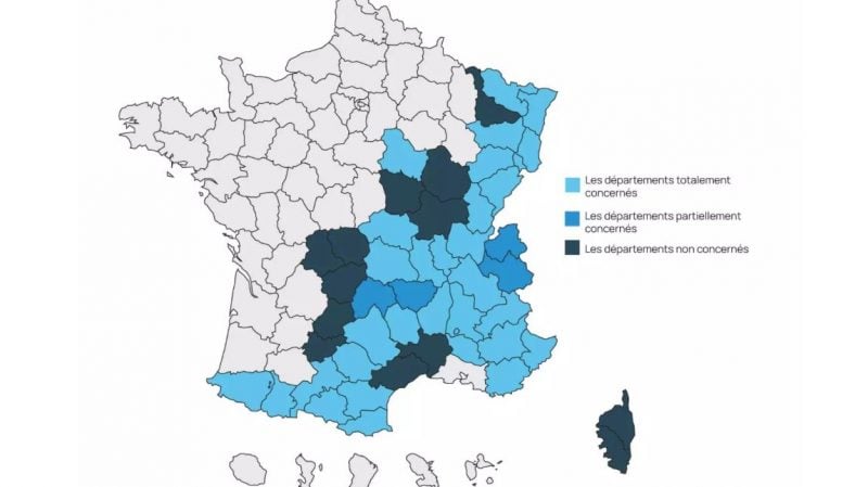 Carte de la France 2024-2025 avec les 48 départements soumis à des mesures de concertation. Parmi ces 48 départements, 34 sont soumis à l'intégration de la loi Montagne. 14 départements sont pour le moment exemptés de l'intégration de la loi Montagne.