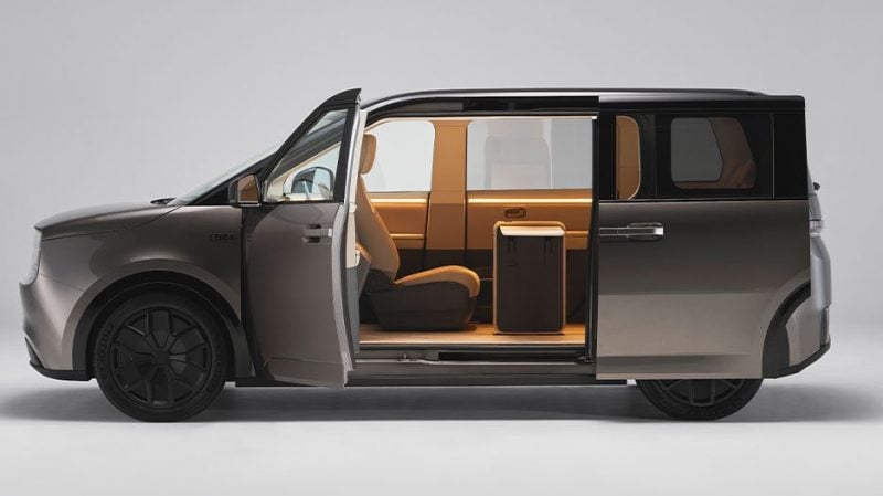 Une fois garée, la voiture se transforme en espace de vie : siège conducteur pivotant, table déployable, projecteur et écran rétractable.
