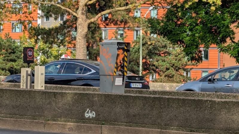 Les radars hors service, souvent vandalisés ou détruits, ont fait baisser les recettes. Et cette “bonne nouvelle” pour les automobilistes cache un revers : moins de recettes, c’est aussi moins d’argent pour les routes et la sécurité. 