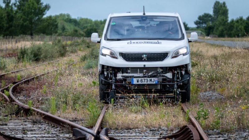 Le système de la Ferromobile permet à la fois de rouler sur les rails, mais aussi en dehors. À terme, l'idée serait d'en faire un transport entièrement automatisé.