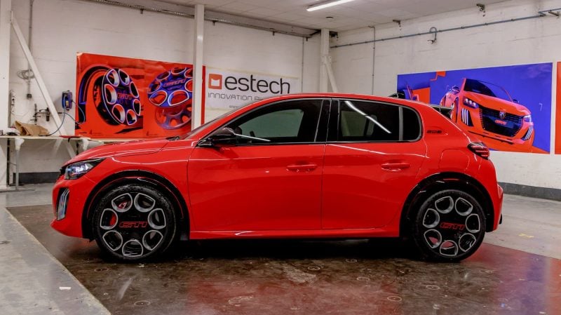 L'actuelle Peugeot e-208, ici sous sa forme GTI, est produite en Espagne et en Slovaquie.