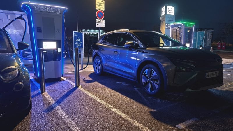 Sur le trajet retour nous sommes tombés sur une borne hors service mais après 10 minutes d'attente, notre voisin nous a cédé la place, puis nous avons pu repartir après avoir chargé 48,22 kWh en 25 minutes.