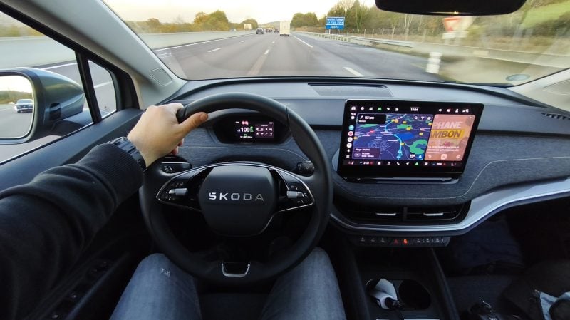 La conduite autonome de niveau 2 du Skoda Elroq s'active facilement et permet une assistance pertinente.