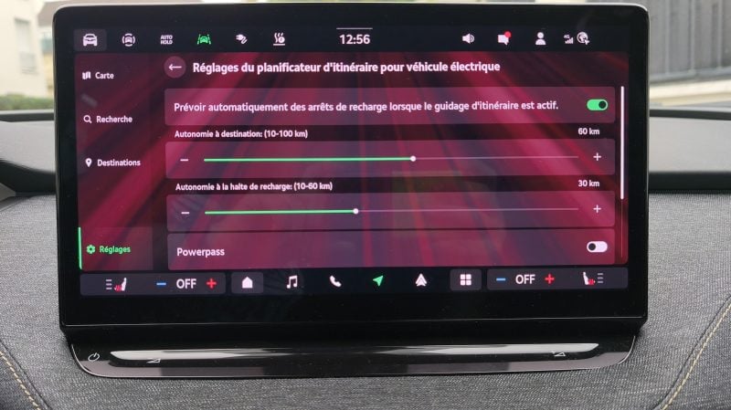 Qu l'on puisse personnaliser l'autonomie à l'arrivée et aux bornes de charge est très utile mais celui de l'Elroq manque un peu de personnalisation.
