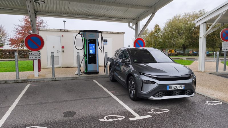 Le Skoda Elroq encaisse rapidement une puissance de 144 kW une fois branché. Le temps d'une rapide pause dej nous récupérons 47,17 kWh.