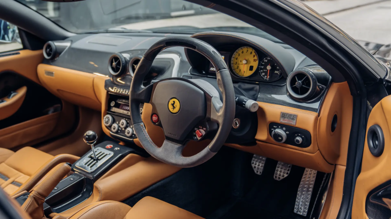 La boîte manuelle à grille a de quoi faire rêver n'importe quel collectionneur. En revanche le volant à droite, modèle fabriqué pour un client de Hong Kong oblige, peut-être moins...