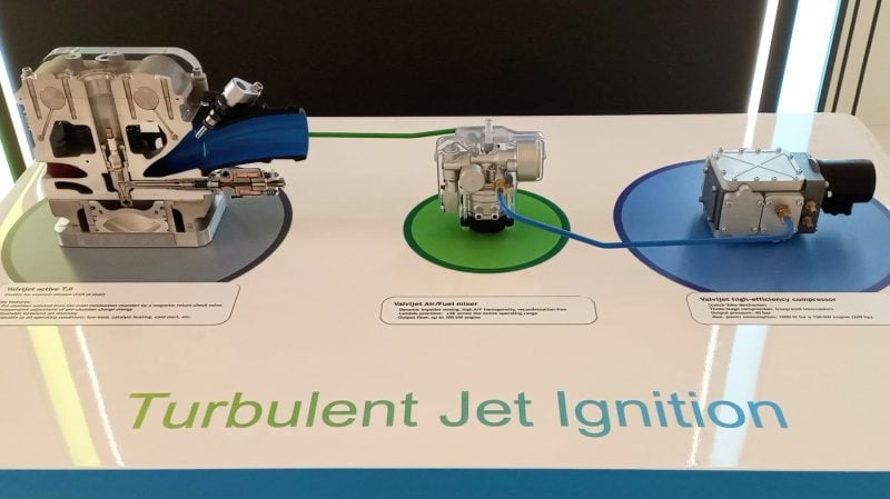 Les trois composants du système Valvijet : à droite le compresseur, au milieu le mélangeur air/essence, et à gauche la préchambre insérée dans la culasse avec son injecteur et sa bougie. 
