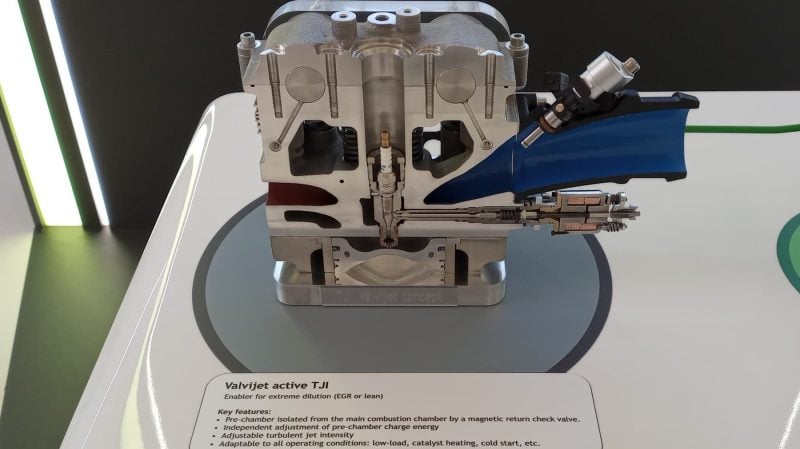 Dans la culasse juste au dessus du piston on distingue la préchambre de combustion avec son injecteur en partie droite et sa bougie dédiée. Après l'étincelle, des torches allument le mélange dans la chambre principale.