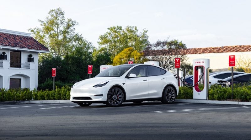 Pendant longtemps chez nous, le réseau de chargeurs Tesla était réservé uniquement aux clients de la marque. Ce n'est plus le cas. En plus, d'après Chargemap, le réseau Tesla serait considéré comme le plus fiable.