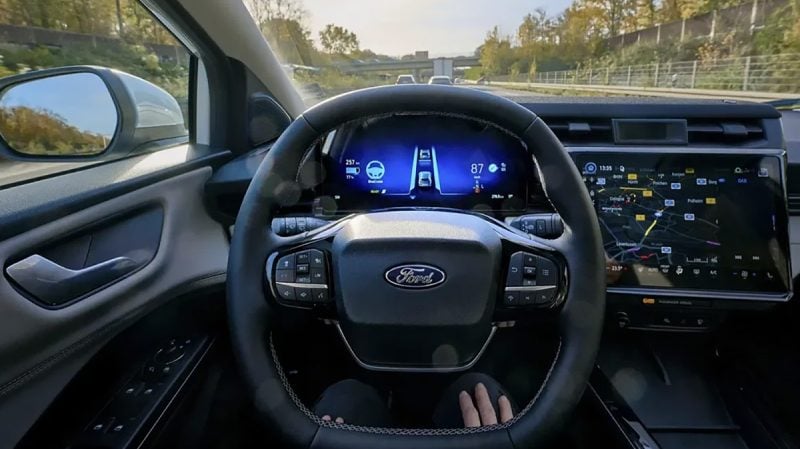 Le système de conduite autonome Ford BlueCruise autorise la conduite sans les mains jusqu'à 130 km/h mais nécessite de garder les yeux sur la route. 