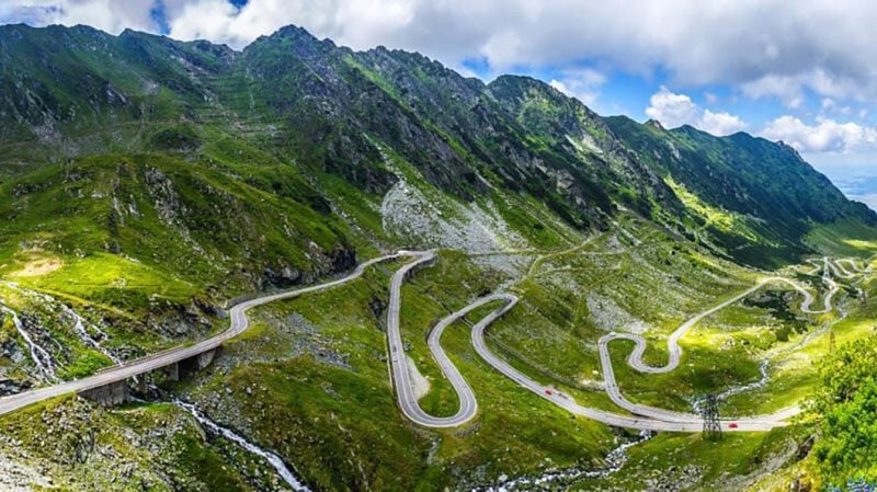 La Transfagarasan en Roumanie s'étend sur 90 km.