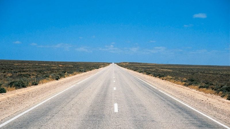 En Australie, l'Eyre Highway s’étend sur 1 664 km et compte un tronçon de ligne droite de 145 km.