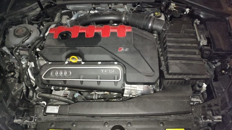 Le moteur 2.5 TFSI de cette Audi RS3 développe 400 chevaux.