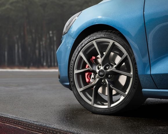 Fin de la Ford Focus en Europe après 55 ans, plus de 15 millions produites à Sarrelouis. Ford redéfinit son industrie, avenir et sites restent incertains. © Ford