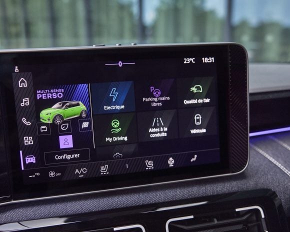 Renault déploie Google Gemini pour 2026 : un assistant vocal intelligent qui personnalise les commandes et simplifie l’expérience à bord via Android Automotive. © Renault