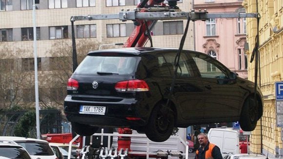 Sur garer sur la voie publique reste le réflexe de stationnement pour près de huit automobilistes sur dix. Quitte à s'exposer aux amendes (ou pire). © Kevin.B