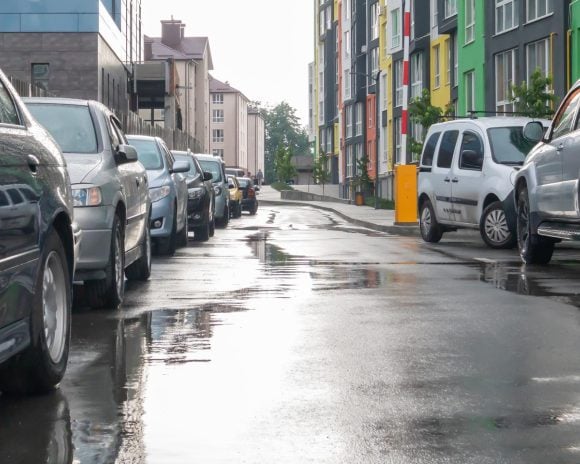 S'éloigner de son véhicule moteur tournant pour éviter la prune ? mauvaise idée... © Yayimages