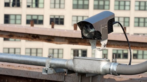 Les radars en France sont de tous types. Le radar urbain en fait partie, lui qui est devenu la nouvelle arme des autorités anti infractions sur la route. © Yayimages