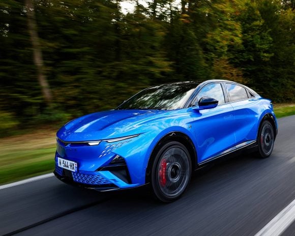 Clio 6 et Alpine A390 n’obtiennent que 4 étoiles Euro NCAP, loin des Mercedes CLA et des nouveaux modèles chinois. Renault a-t-il perdu son avance en matière de sécurité ? © Alpine