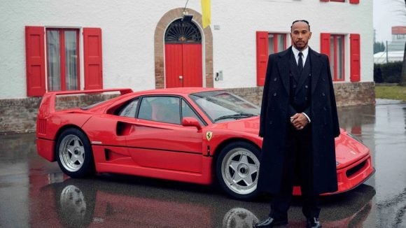 Pour son premier jour comme pilote officiel de la Scuderia Ferrari en janvier 2025, Lewis Hamilton a posé devant une Ferrari F40 à Maranello. De quoi créer des fantasmes pour le pilote comme pour les passionnés ? © Ferrari