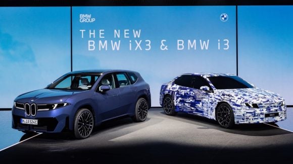 Chez BMW, au dernier salon de Munich 2025, la star s'appelait iX3 (à gauche). Mais la i3, attendue pour 2026, n'est pas loin, et fait une apparition camouflée. Preuve que les berlines ne sont pas mortes !  © BMW