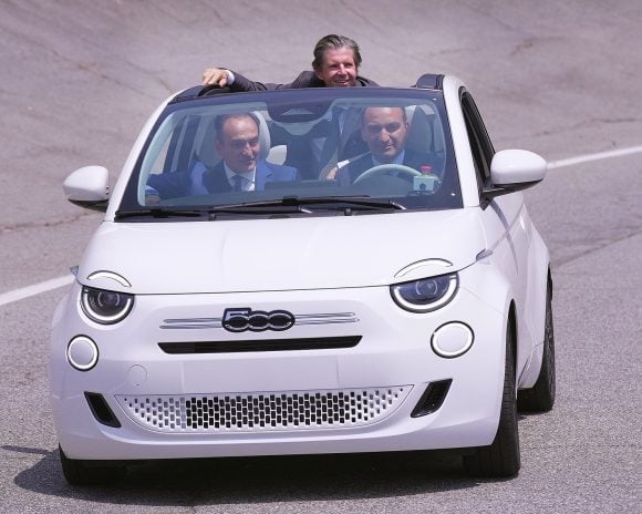 Stellantis change de cap : Antonio Filosa préfère le retour au volume et aux modèles abordables, quitte à sacrifier les marges et à revoir la stratégie produits.