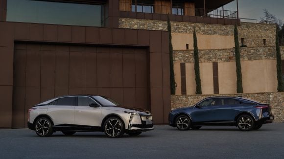 Sous l’ère Carlos Tavares, le groupe avait fait le choix d’augmenter ses prix et de réduire ses coûts pour atteindre des marges à deux chiffres. Son successeur Antonio Filosa redonne la priorité aux volumes et aux modèles populaires. DS peut-elle survivre ?